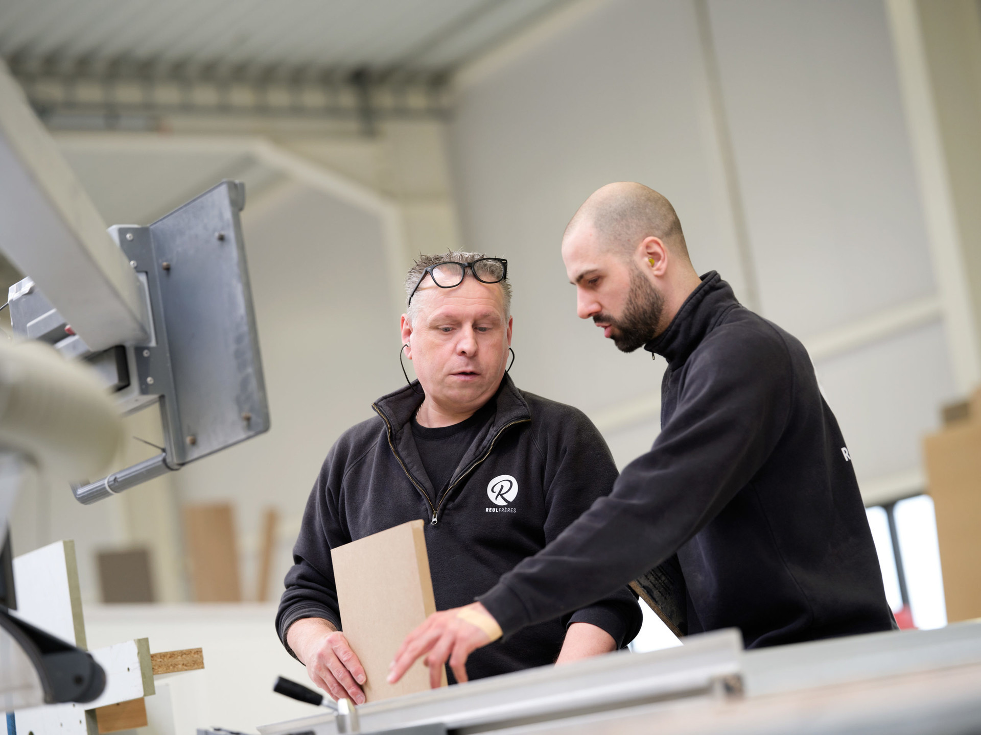 Photos de menuisiers et ébénistes travaillant le bois dans l'atelier de menuiserie